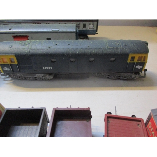 260 - A mixed lot of model railway items to include Hornby, Lima and Tri-ang, rolling stock and mixed trac... 