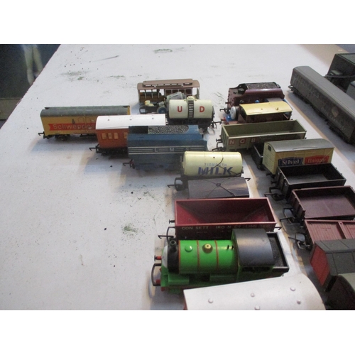 260 - A mixed lot of model railway items to include Hornby, Lima and Tri-ang, rolling stock and mixed trac... 