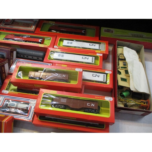 292 - A selection 00gauge trains and accessories to include Hornby, Tri-ang, Airfix, and other items
Locat... 