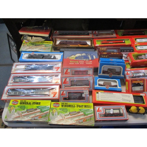 292 - A selection 00gauge trains and accessories to include Hornby, Tri-ang, Airfix, and other items
Locat... 