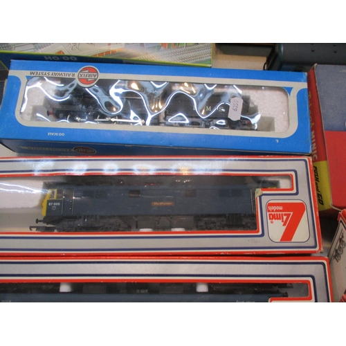 292 - A selection 00gauge trains and accessories to include Hornby, Tri-ang, Airfix, and other items
Locat... 