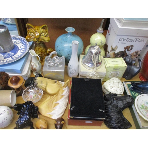 141 - A mixed lot of various ornaments to include a boxed Poole vase, Portmeirion coasters, Swarovski crys... 