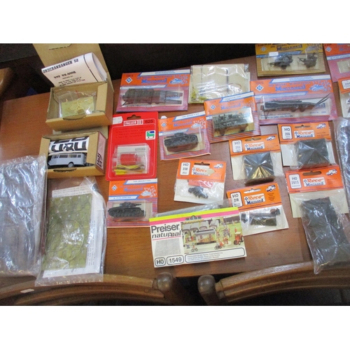 147 - A selection of various HO model railway kits and accessories, all in original packaging, to include ... 