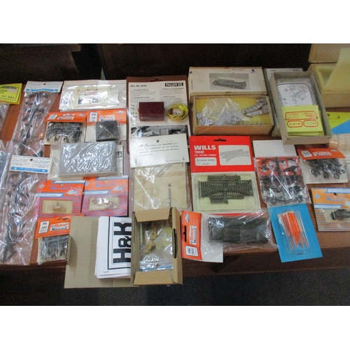 147 - A selection of various HO model railway kits and accessories, all in original packaging, to include ... 