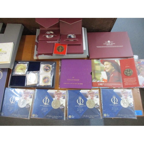 152 - A collection of Royal and London Mint commemorative £5 and other coins, in original packaging, some ... 