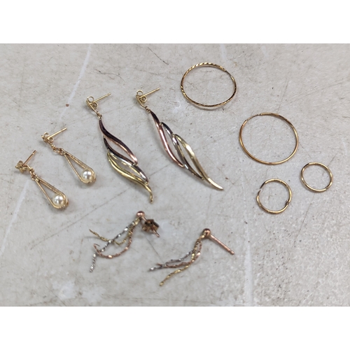 188 - Mixed 9ct gold and yellow metal earrings to include tri-colour examples, hoops and others A/F, total... 