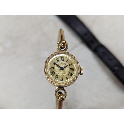 190 - A ladies quartz Gucci wristwatch, together with a gold plated ladies Sekonda quartz wristwatch Locat... 