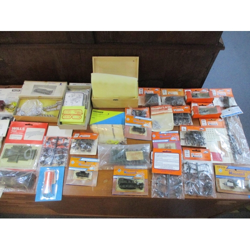 147 - A selection of various HO model railway kits and accessories, all in original packaging, to include ... 