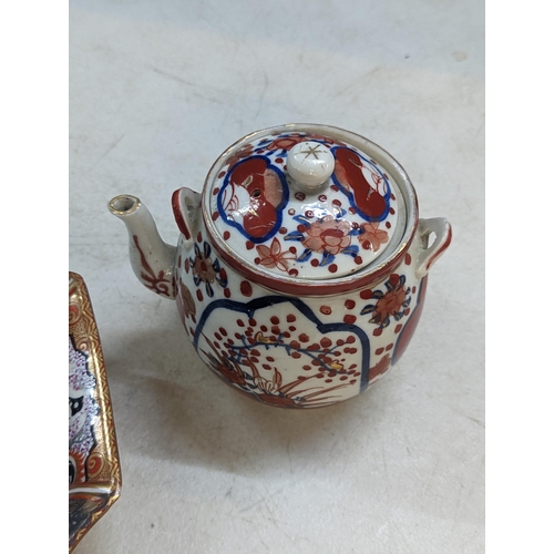 174 - An early 20th century Japanese teapot, along with a painted Japanese bowl of octagonal form A/F, sig... 