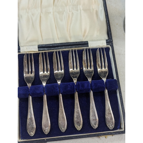 178 - Mixed metalware to include a cased set of six silver handled knives, silver plated jug, pewter tanka... 