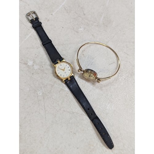 190 - A ladies quartz Gucci wristwatch, together with a gold plated ladies Sekonda quartz wristwatch Locat... 