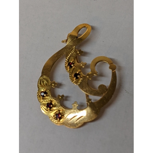 192 - An 18ct gold brooch inset with five garnets, 3.1g
Location: CAB1