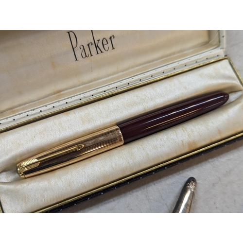 242 - A mixed lot to include a boxed Parker fountain pen, Biro and one other, along with a 925 silver chri... 