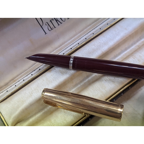 242 - A mixed lot to include a boxed Parker fountain pen, Biro and one other, along with a 925 silver chri... 