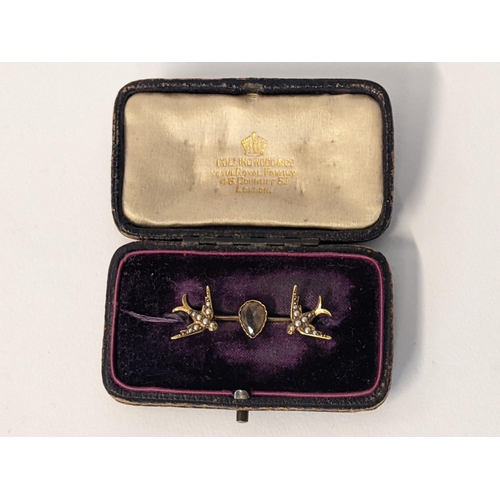 170 - A Victorian gold brooch fashioned as two birds, set with seed pearls and a paste stone, 2.8g, boxed
... 