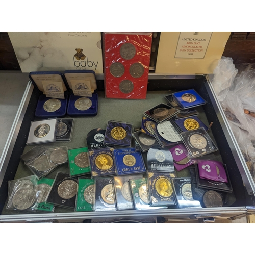 254 - A large collection of coins to include a quantity of British commemorative Crowns, Victorian and lat... 