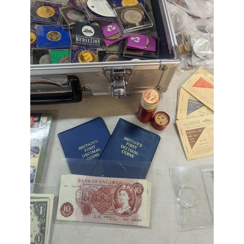 254 - A large collection of coins to include a quantity of British commemorative Crowns, Victorian and lat... 