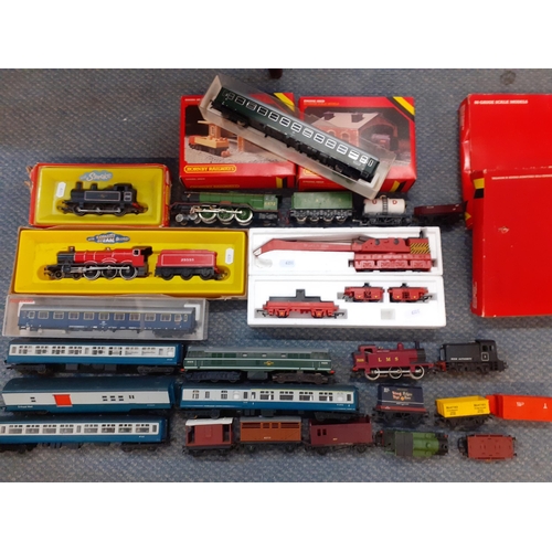 343 - A collection of Hornby and Tri-ang/Hornby railway items to include rolling stock, Flying Scotsman, L... 