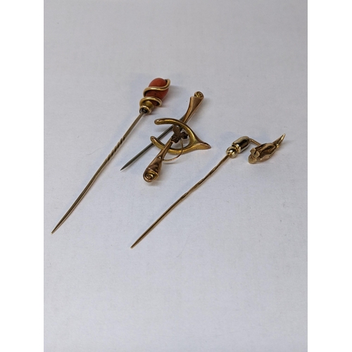 104 - A yellow metal stick pin together with a 9ct gold stick pin with a Penguin, and a 9ct brooch 6.9g
Lo... 