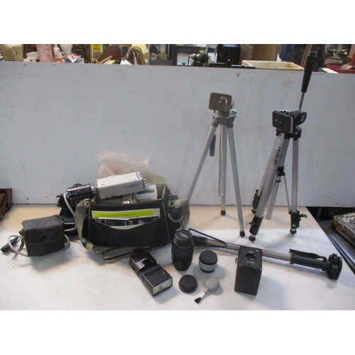 549 - A mixed lot of camera accessories to include a Canon Ultrasonic Hoya 58mm Skylight (1B) lense, Canon... 