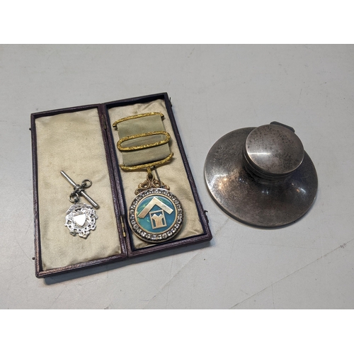 553 - A mid 19th century gold plated masonic medal, a silver capstan style inkwell and a silver fob
Locati... 