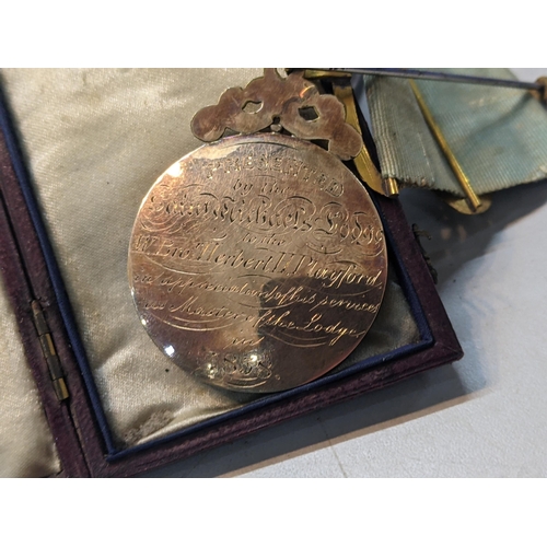 553 - A mid 19th century gold plated masonic medal, a silver capstan style inkwell and a silver fob
Locati... 