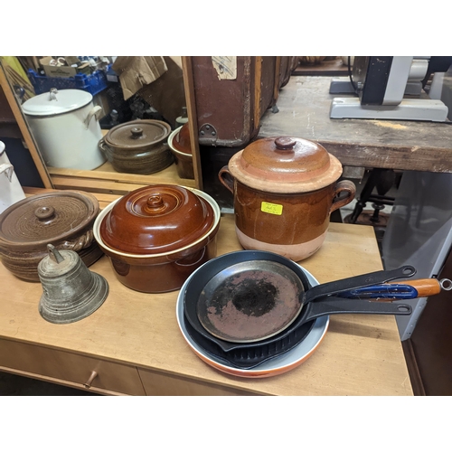 463 - A mixed lot of kitchenalia, fireside furniture and implements, and other items to include enamel flo... 