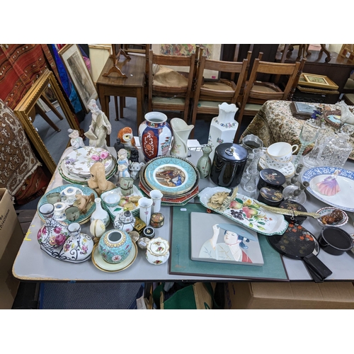 136 - A mixed lot to include a vintage lamp, an Imari patterned vase, a Coalport figure, a Beswick model o... 