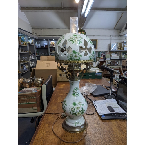 136 - A mixed lot to include a vintage lamp, an Imari patterned vase, a Coalport figure, a Beswick model o... 