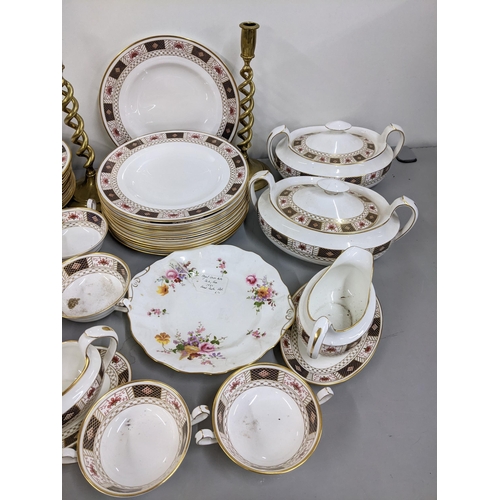 167 - A Derby 'Border' pattern part dinner service pattern A1253 together with a Derby posies pattern plat... 