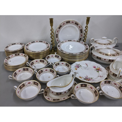 167 - A Derby 'Border' pattern part dinner service pattern A1253 together with a Derby posies pattern plat... 