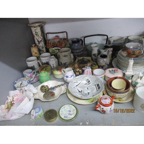 198 - A quantity of Victorian and later ceramics to include a Cottage biscuit barrel, Mocha ware mugs, Tor... 