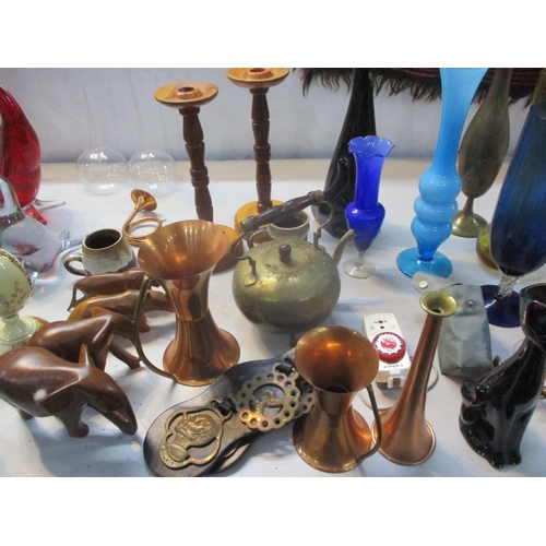 246 - A mixed lot to include boxed cup and saucers, mixed glassware, including Murano animal sculptures, c... 