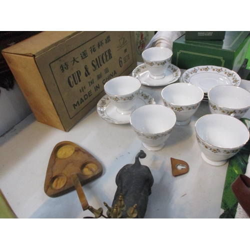 246 - A mixed lot to include boxed cup and saucers, mixed glassware, including Murano animal sculptures, c... 