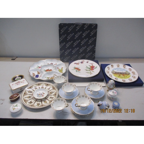 319 - A mixed lot to include boxed Royal Worcester Evesham platter, Wembley 1923-2000 The Boys of '66 Venu... 