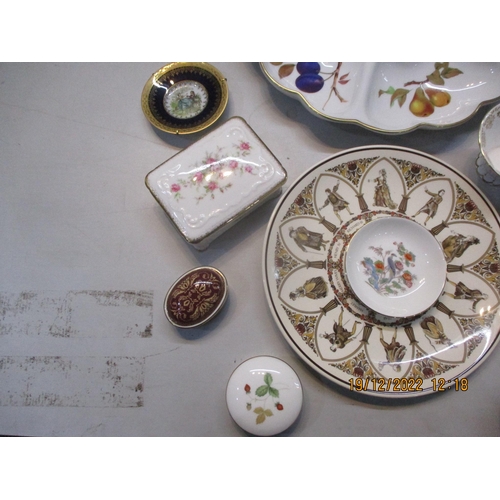 319 - A mixed lot to include boxed Royal Worcester Evesham platter, Wembley 1923-2000 The Boys of '66 Venu... 