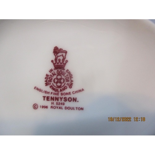 319 - A mixed lot to include boxed Royal Worcester Evesham platter, Wembley 1923-2000 The Boys of '66 Venu... 