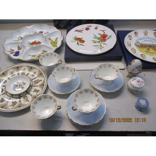 319 - A mixed lot to include boxed Royal Worcester Evesham platter, Wembley 1923-2000 The Boys of '66 Venu... 