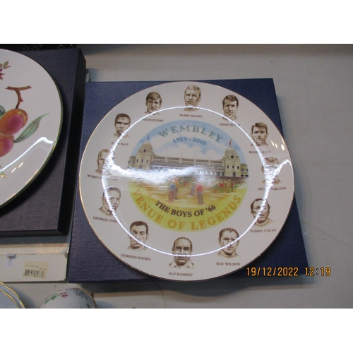 319 - A mixed lot to include boxed Royal Worcester Evesham platter, Wembley 1923-2000 The Boys of '66 Venu... 