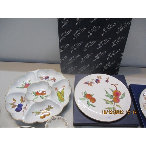 319 - A mixed lot to include boxed Royal Worcester Evesham platter, Wembley 1923-2000 The Boys of '66 Venu... 