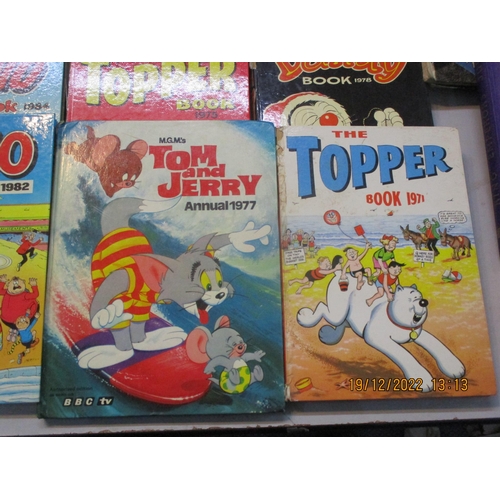 321 - A collection of annuals 1960s to 1980s to include The Beano and Dandy, along with 1935 Jubilee book ... 