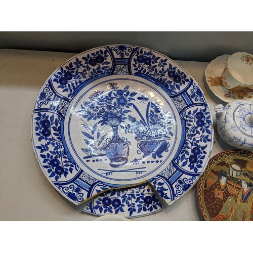 345 - A mixed lot to include an 18th century Delft tin glazed charger A/F, Satsuma plate, Villeroy & Boch ... 