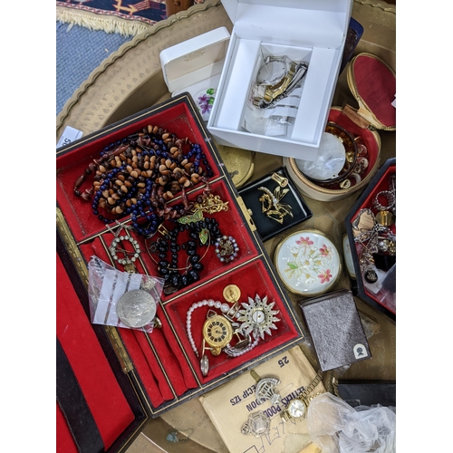 65 - A selection of jewellery to include beaded necklaces, brooches and other items, together with mixed ... 