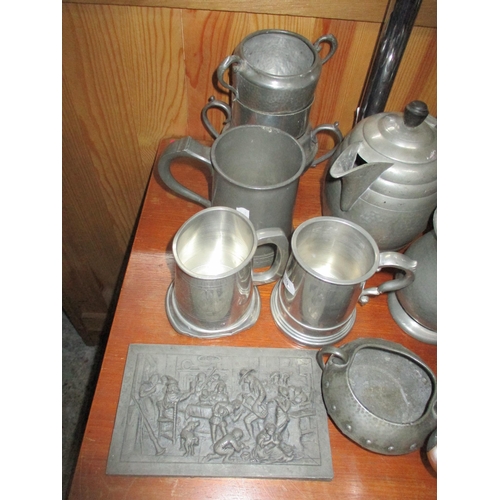 90 - A mixed lot of pewter and other metalware, and a selection of glassware to include boxed Hobgoblin d... 