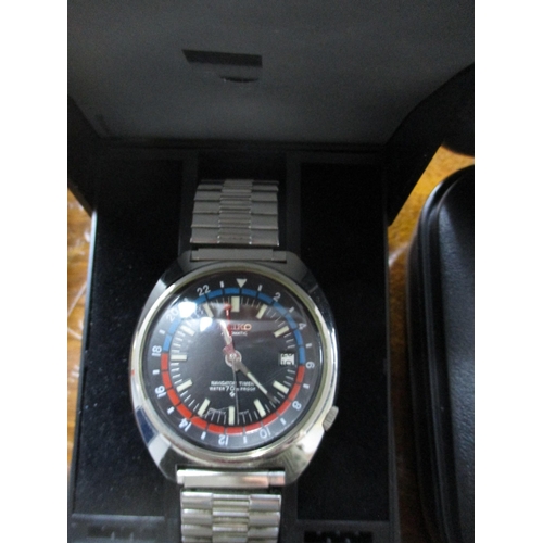 98 - A modern quartz wristwatch comprising a branded Seiko automatic navigator timer in a Pulsar box, a L... 