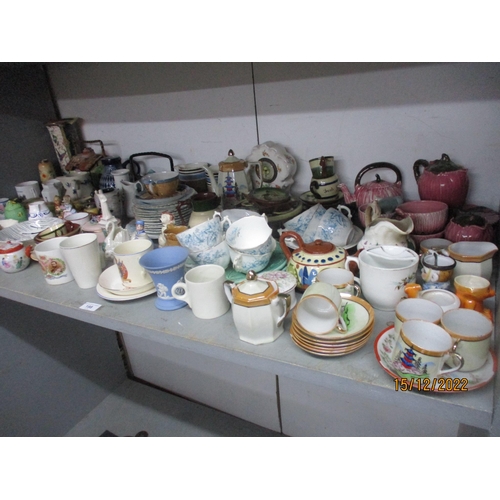 198 - A quantity of Victorian and later ceramics to include a Cottage biscuit barrel, Mocha ware mugs, Tor... 