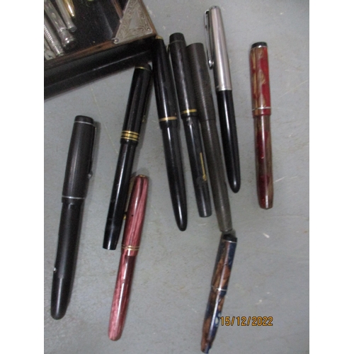 201 - A selection of vintage fountain pens and propelling pencils to include a Parker 51 and Durfold, Conw... 