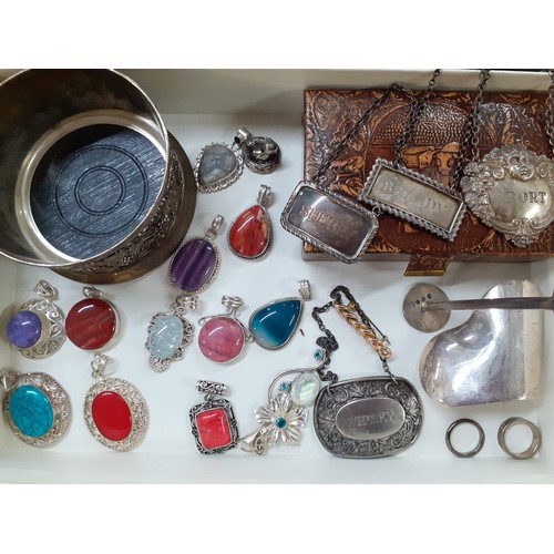 633 - A small quantity of silver and collectables to include silver decanter labels, a silver topped and e... 