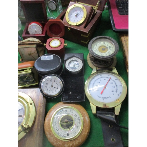 55 - A mixed lot of mantel clocks, dressing table travel clocks, a William Widdop quartz carriage clock, ... 