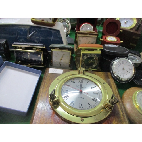 55 - A mixed lot of mantel clocks, dressing table travel clocks, a William Widdop quartz carriage clock, ... 